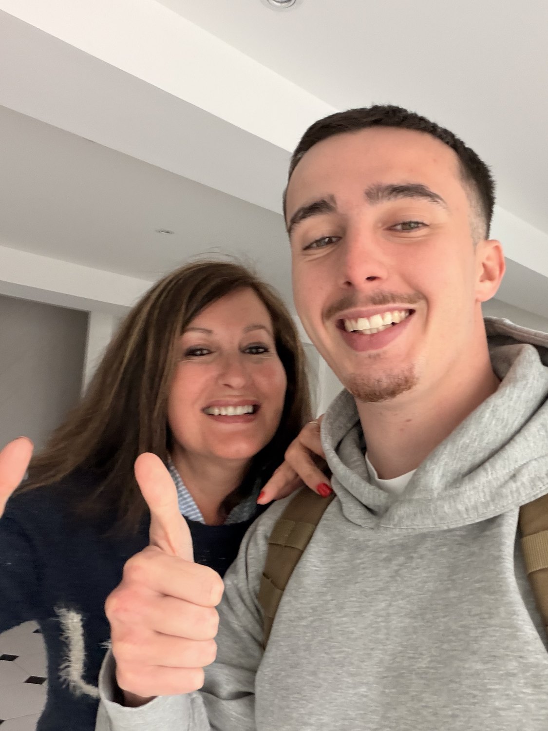 Selfie pouce en l'air avec maman