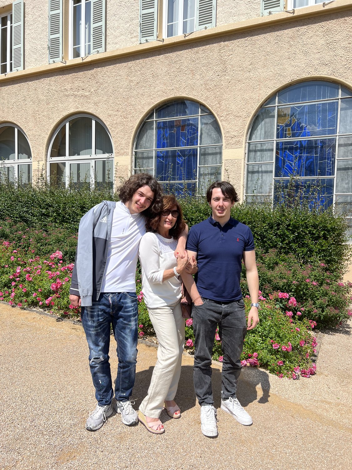 Maman et ses deux fils, beau jour