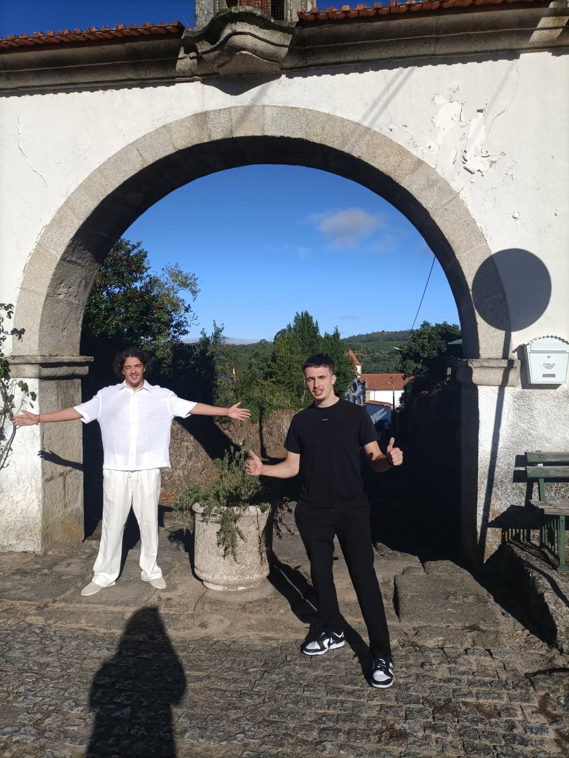 Les deux freres sous une arche, Portugal