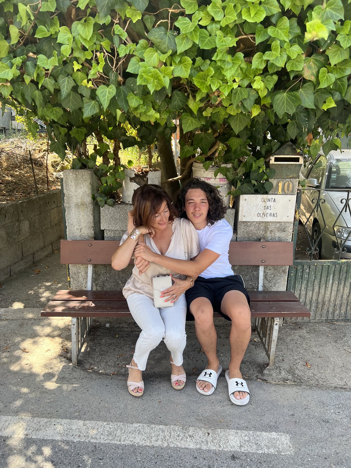 Maman et son fils blottis sur un banc