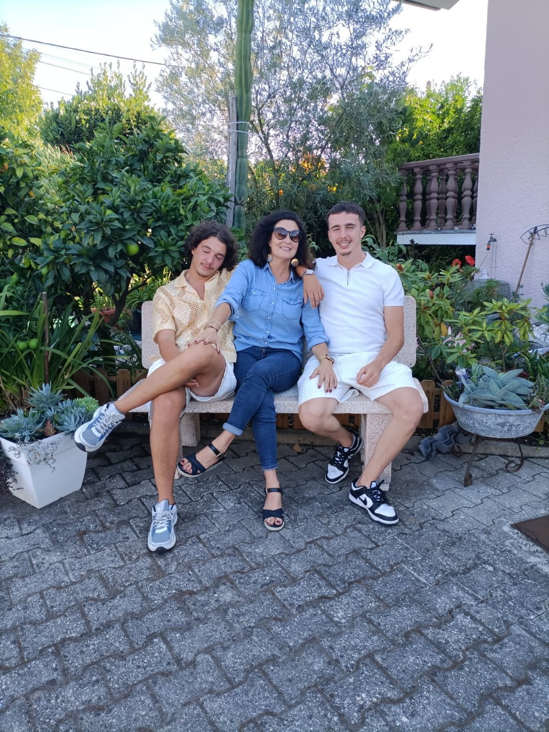 Maman et ses deux fils au jardin