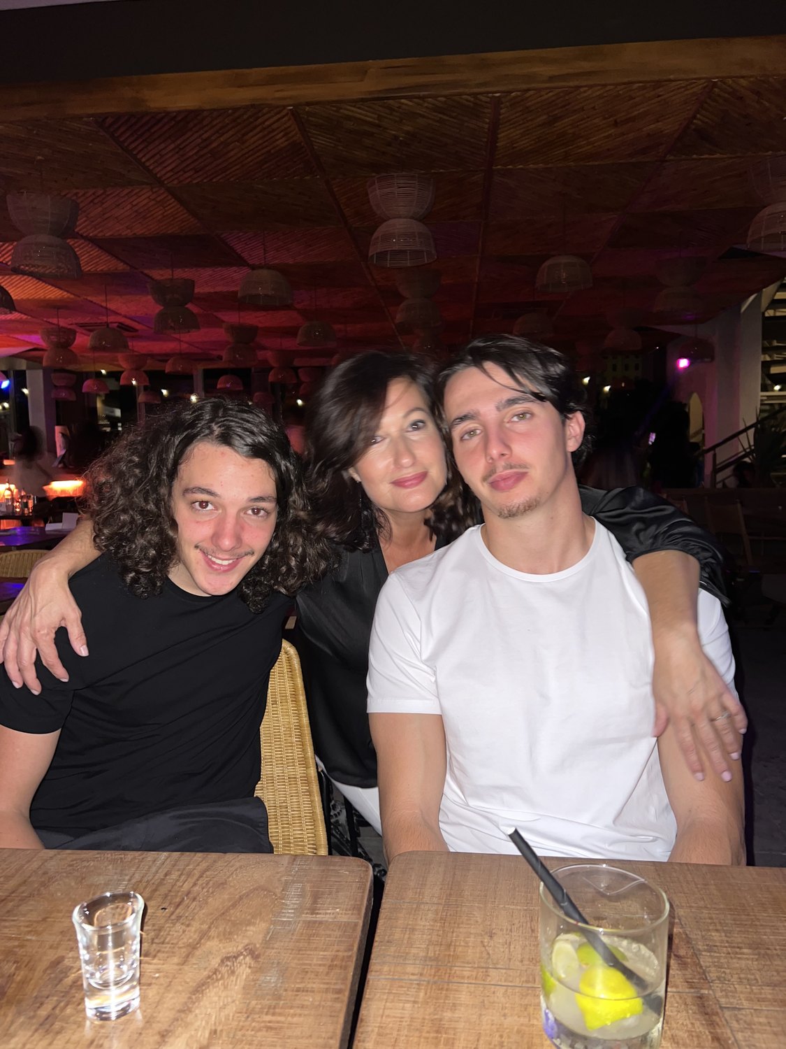 Maman et ses deux fils au restaurant